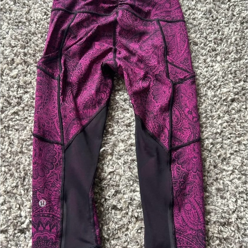 Lululemon Purple Patterned cropped Leggings - size 4
